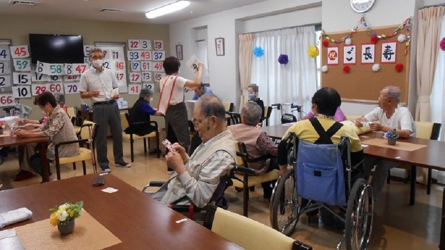 敬老会でのビンゴ大会の様子